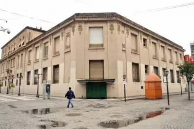 Nervios y polémica por un cartel a favor de Lanata durante un acto en la escuela Normal