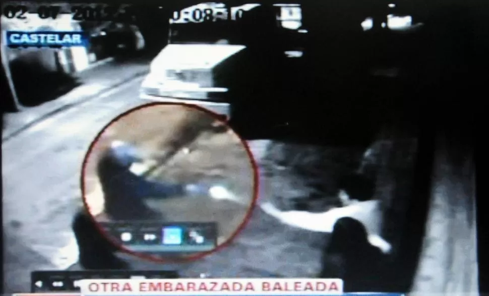 A QUEMARROPA. La imagen muestra cómo el asaltante le apunta a la mujer y le dispara sin compasión.  DYN (CAPTURA DE VIDEO)