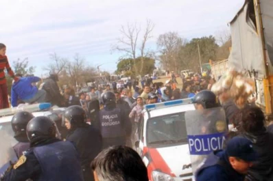 Serios incidentes en un saqueo de ropa secuestrada en Córdoba