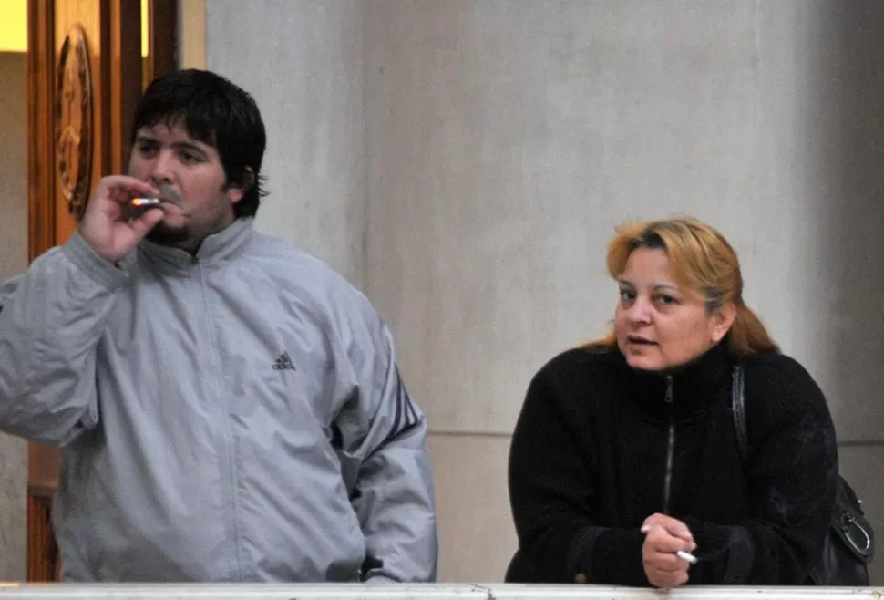 MENCIONADO. El imputado Chenga Gómez aguarda para ingresar a la sala de audiencias junto a Azucena Márquez, también acusada en el juicio. LA GACETA / FOTO DE JORGE OLMOS SGROSSO