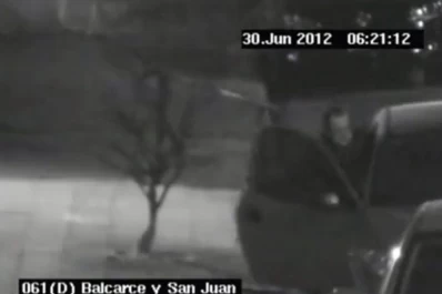 Robaron cosas de un auto en menos de dos minutos: todo quedó filmado