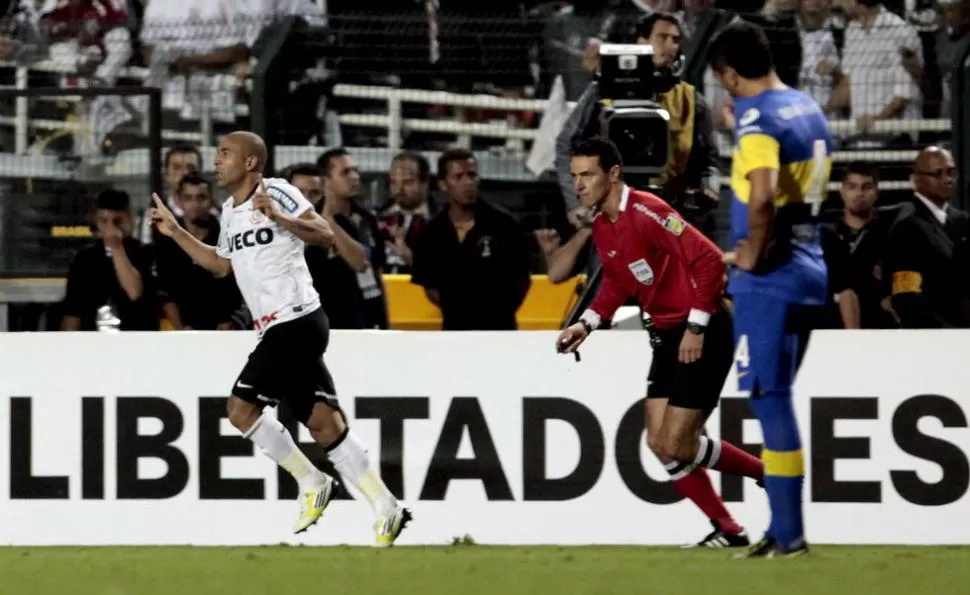 FESTEJO PAULISTA. Emerson celebra su segundo gol, mientras Boca lo sufre. Los xeneizes jugaron 10 finales, ganaron seis, perdieron cuatro. AFP