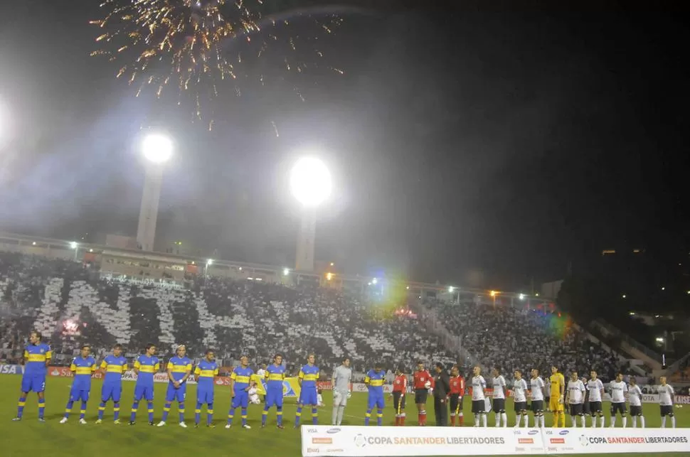 LA PREVIA DE LA FINAL. Los futbolistas de Boca y de Corinthians antes de que arranque el encuentro, que fue seguido por 41.000 personas en el estadio. DYN