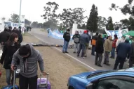 Los pasajeros tuvieron que entrar caminando con sus valijas