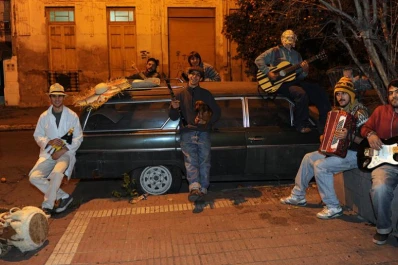 Nadie se resiste a esta cumbita con aire teatral
