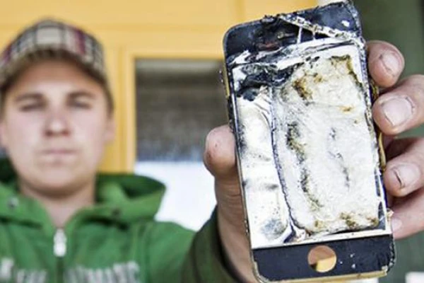 Cámara de seguridad capta cuando un iPhone 4S explota en el bolsillo de un joven