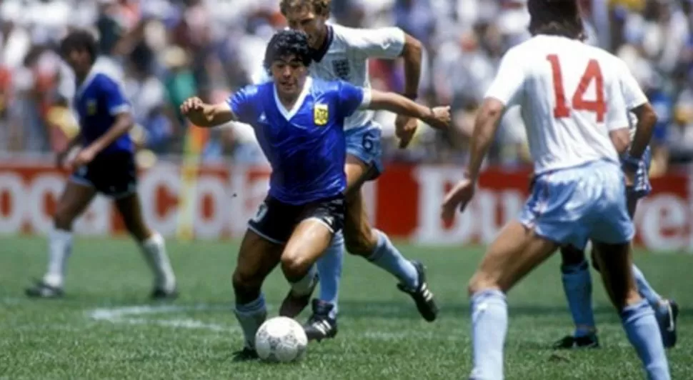 DIA HISTORICO. La camiseta que usó Diego Maradona cuando Argentino le ganó a Inglaterra 2-1 en el Mundial de México 86, se exhibe en el Museo de Manschester.