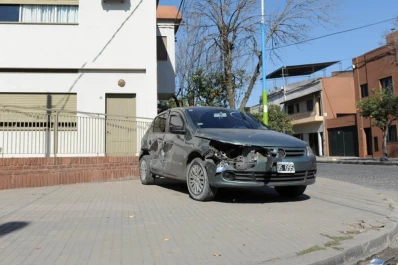 Choque y susto en barrio Sur: un auto terminó sobre la vereda