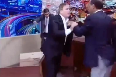 Un diputado jordano amenazó con un revólver a otro en un programa de TV