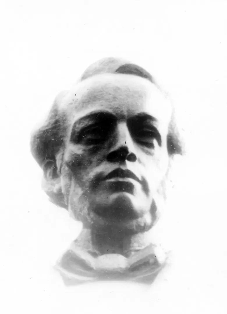 JUAN BAUTISTA ALBERDI. Rostro del ilustre tucumano en su monumento de la plaza Constitución de Buenos Aires, obra de Mario Arriguti (1964). LA GACETA / ARCHIVO