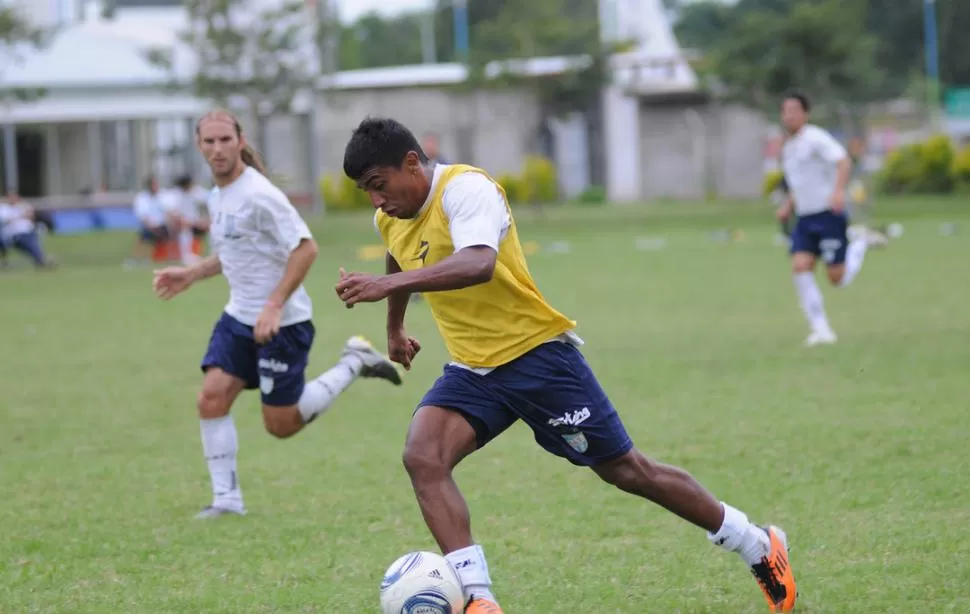VIEJO CONOCIDO. Al inicio de la temporada 10/11, Chávez fue un tormento para las defensas rivales de Atlético. LA GACETA / FOTO DE HéCTOR PERALTA