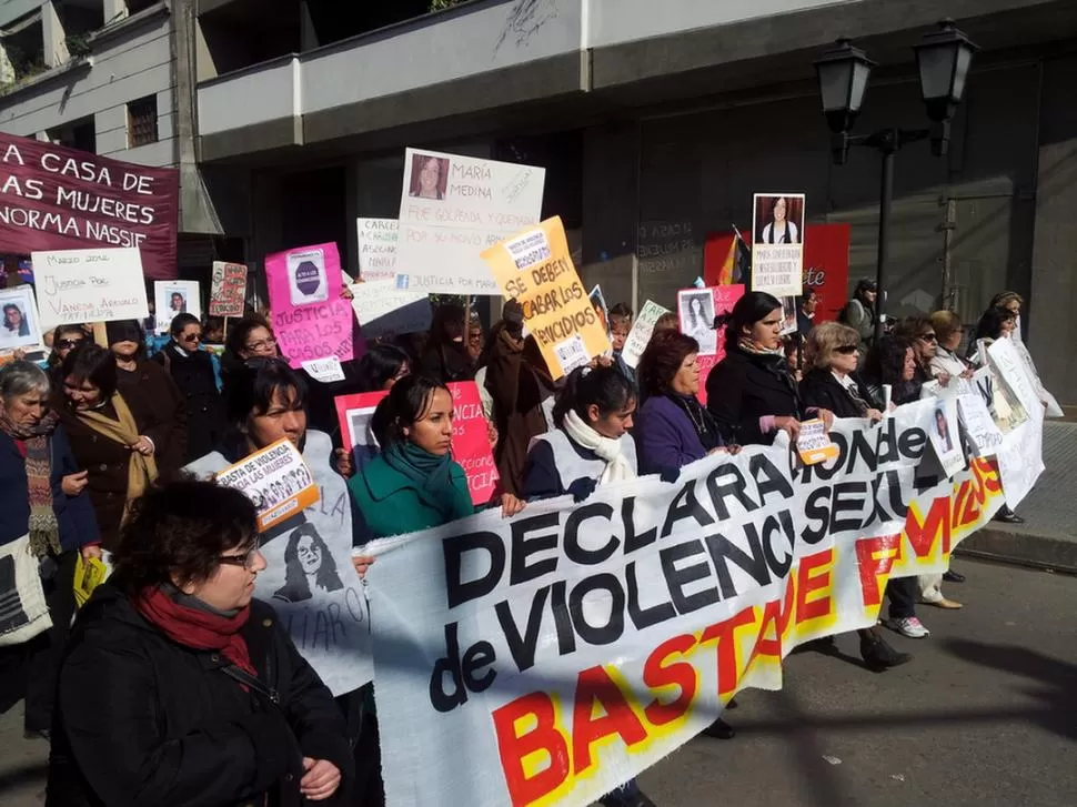 EN TUCUMÁN. Beatriz Regal, madre de Wanda Taddei (al centro del pasacalles, de anteojos negros) encabezó la manifestación que se realizó el jueves  LA GACETA / FOTO DE MIGUEL VELARDEZ
