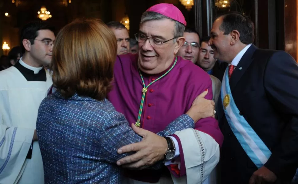 SALUDO. El arzobispo Zacca junto a la senadora Beatriz Rojkés. LA GACETA / FOTO DE INES QUINTEROS ORIO