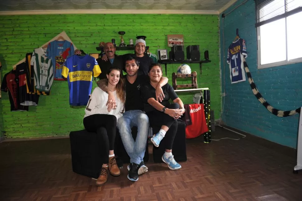 EN FAMILIA. Con su novia Florencia, sus padres   Elsa y Rafael -mostrando la camiseta que le regaló Sosa-, y Franco, su hermano. 