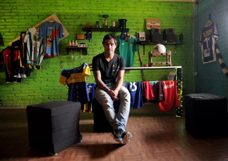 DE TODOS LOS COLORES. Perea colecciona las camisetas que vistió y las que intercambió con sus rivales aunque no es lo único que sabe hacer; la cocina también es lo suyo. ¿Qué tal? LA GACETA / FOTOS DE FRANCO VERA