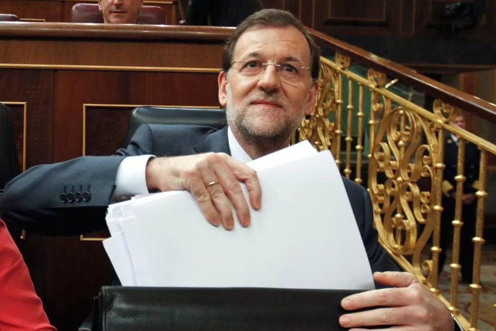 RECORTE DEL GASTO. Rajoy también dispuso la reducción del número de empresas estatales y de concejales. REUTERS