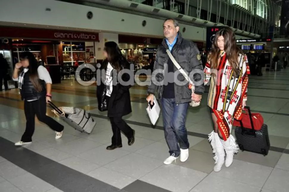 MADRUGADORES. Rial, Loly y las chicas tomaron su vuelo con las primeras luces del día. FOTO TOMADA DE CIUDAD.COM.AR