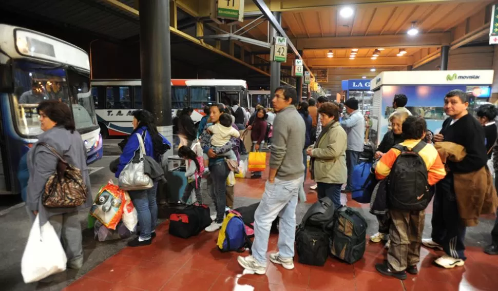 A LA ESPERA. Finalmente llegaron a un acuerdo y los pasajeros podrán viajar tranquilos. LA GACETA/ FOTO DE ENRIQUE GALINDEZ.