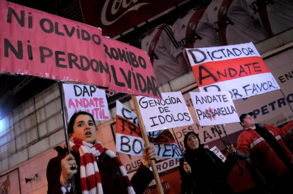 BANDERAZO. Cientos de hinchas de River piden en el Monumental por la renuncia de Passarella. DYN
