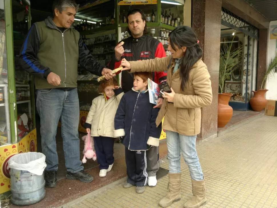 ¿CÓMO SE COME? La familia Reviglio, de Córdoba, aceptó la invitación de Víctor y se animaron a probar la caña. LA GACETA / FOTO DE JULIO MARENGO