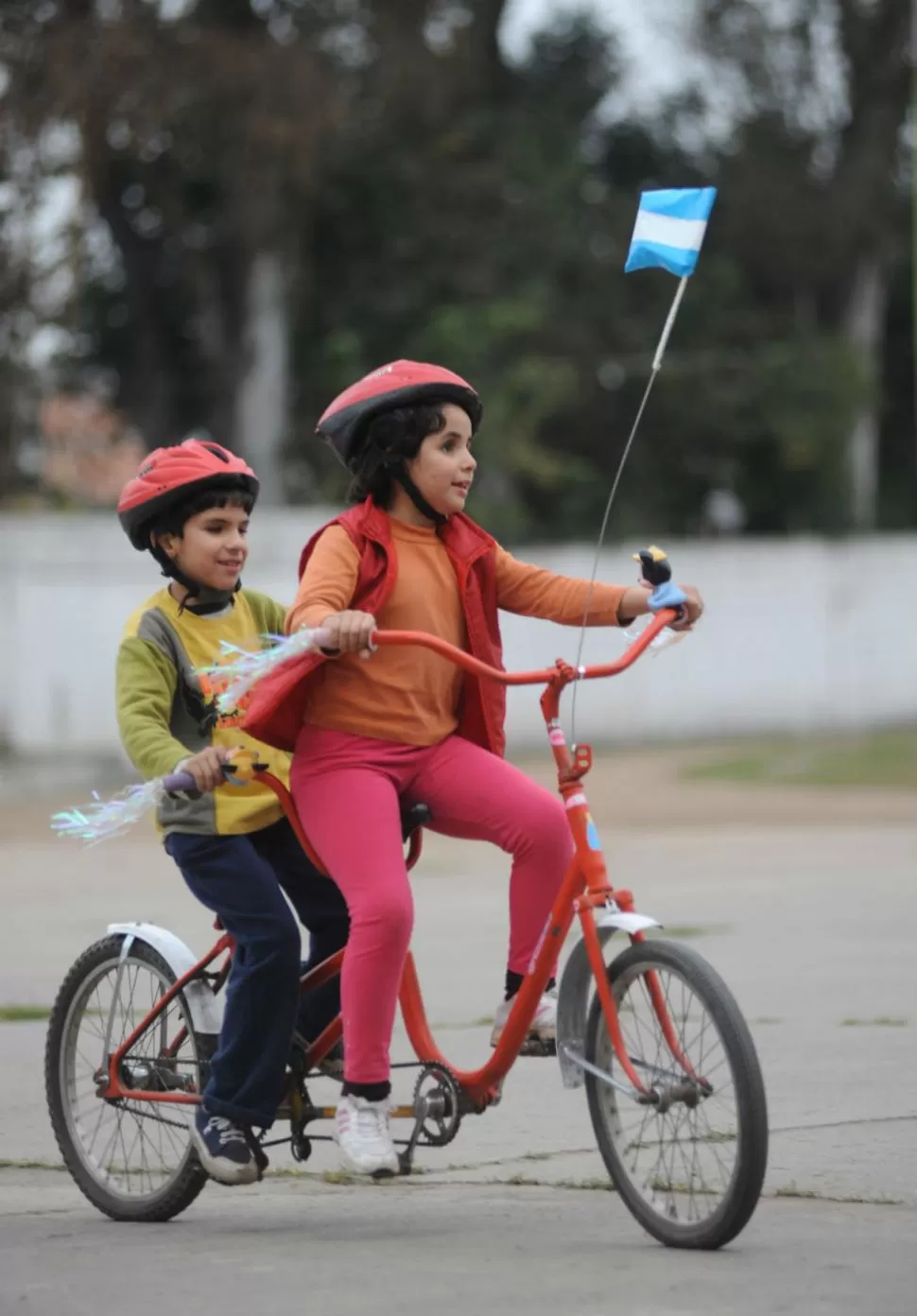 EL MEJOR PASEO. Naraa y Andrés disfrutan el pedaleo en pleno circuito. LA GACETA / FOTO DE OSVALDO RIPOLL