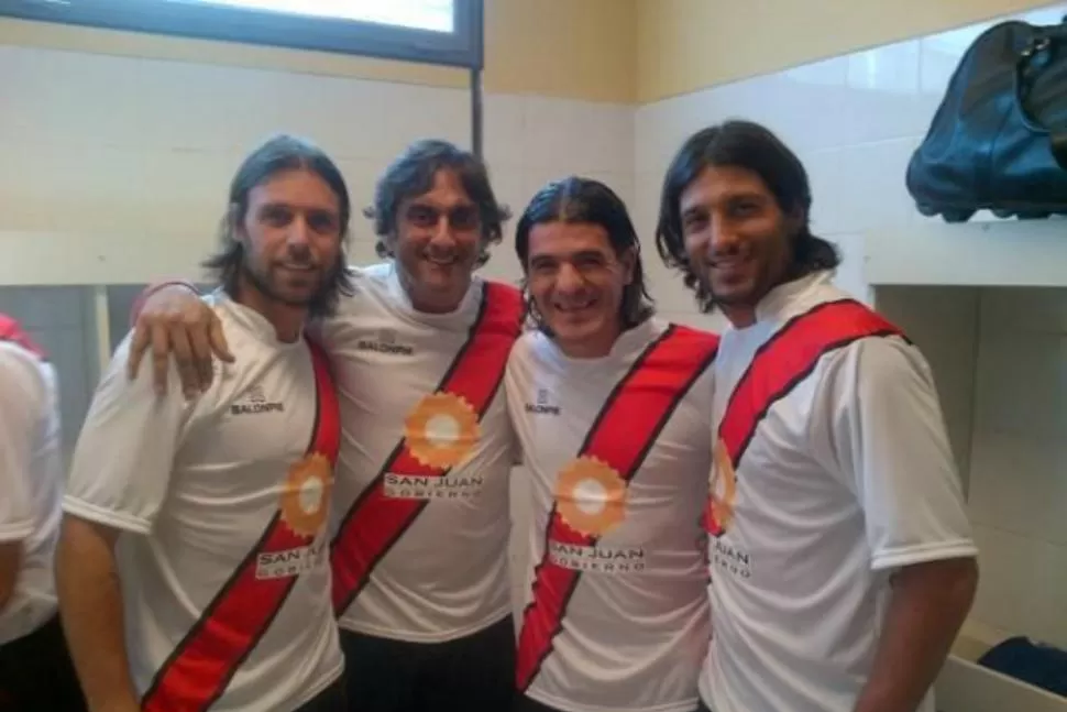 ENTRE AMIGOS. Fernando Cavenaghi, Enzo Francescoli, Ariel Ortega y Alejandro Domínguez, antes del partido en homenaje al Burrito que se jugó en San Juan. 