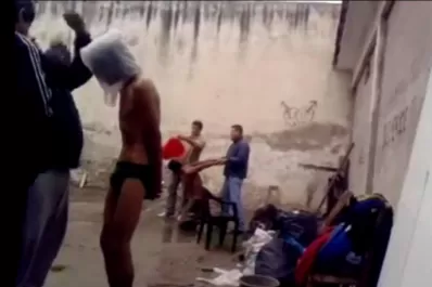 Un video delató a cinco policías que torturaron a dos detenidos