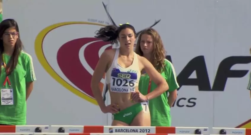 ACCION. La jovencita se prepara para ganar la competencia de 100 metros con vallas. CAPTURA DE VIDEO