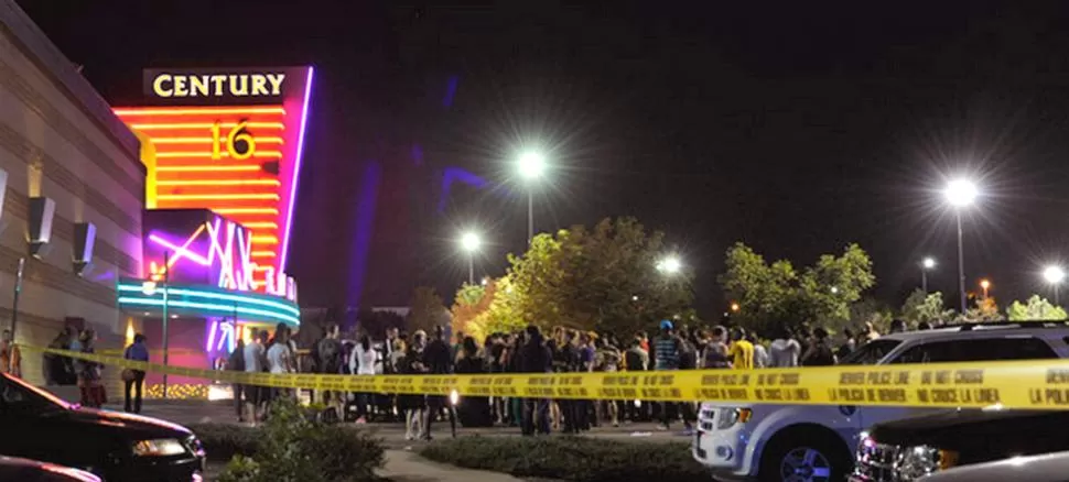 AREA CUSTODIADA. La Policía montó un operativo para cercar las inmediaciones del teatro Century 16, de Denver. FOTO TOMADA DE DENVERPOST.COM