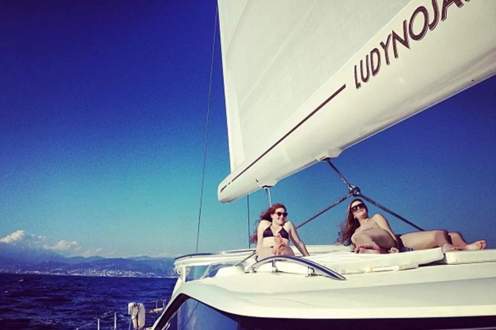AL SOL. Dos jovencitas disfrutan de un viaje en velero. FOTO TOMADA DE INSTRAGRAM