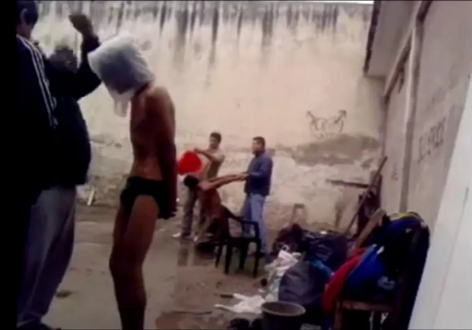 ALEVOSÍA. A uno de los detenidos lo asfixian con una bolsa en la cabeza; al otro le arrojan agua fría en la nuca. CAPTURA DE VIDEO