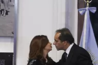 Scioli: lo acusan, lo presionan, pero lo ayudan