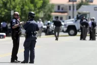 Desactivan las bombas del departamento del autor de la masacre de Denver, pero no se animan a entrar