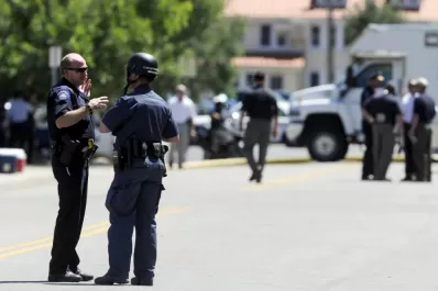 Desactivan las bombas del departamento del autor de la masacre de Denver, pero no se animan a entrar