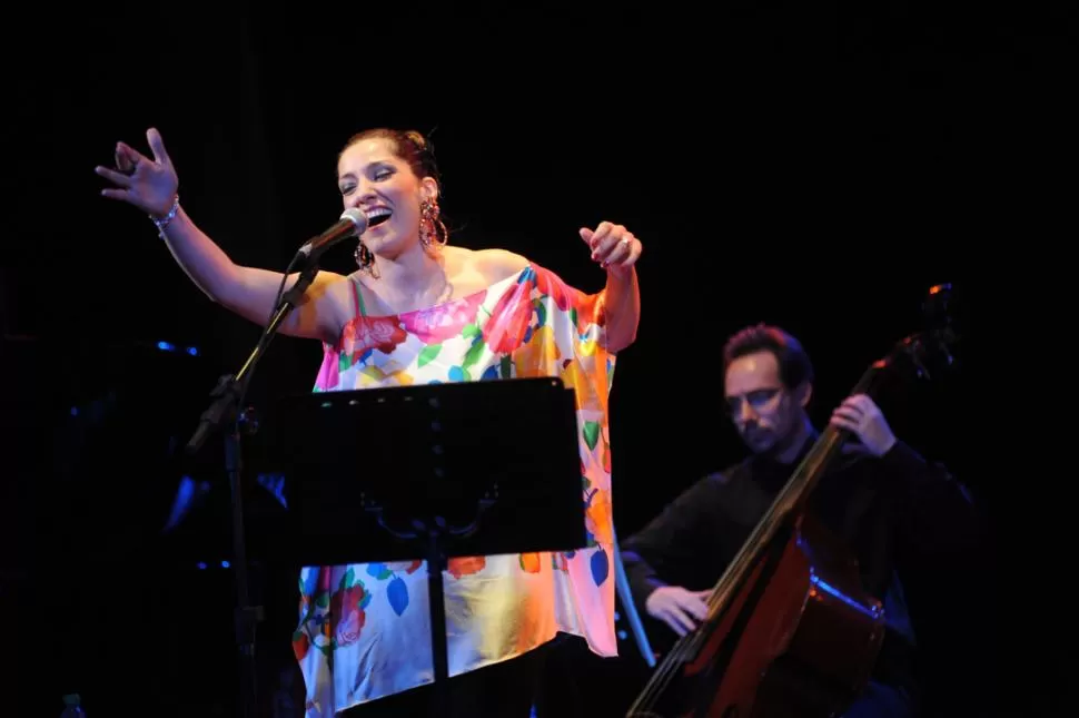 LIGIA Y SUS FLORES. Sabía que no iba a ser fácil, pero quería cantar cosas que me gustan y que no son jazz. LA GACETA / FOTO DE OSVALDO RIPOLL