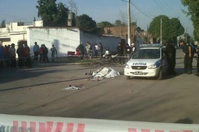 Murió un motociclista atropellado por un camión