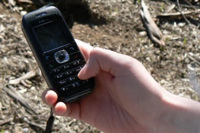 Baleó a su marido porque halló un SMS de otra mujer en su celular