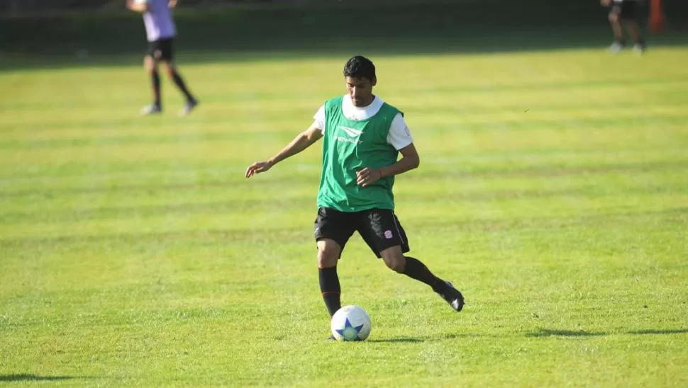 PUNTO. Mario Vera maneja la pelota en el renovado campo del complejo. LA GACETA / FOTO DE FRANCO VERA