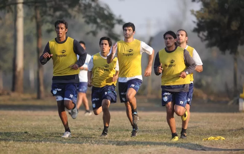 A CORRER. Herrera, Carrizo, Calgaro, Montiglio y Cobelli (atrás) durante la parte final del entrenamiento en el complejo de la ruta 9, camino a Termas. LA GACETA / FOTO DE FRANCO VERA