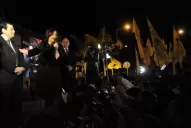 Lejos del protocolo, Cristina ordenó sacar las vallas y bailó con militantes