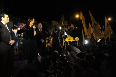 Lejos del protocolo, Cristina ordenó sacar las vallas y bailó con militantes
