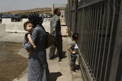 Turquía cerró su frontera comercial con Siria y solo recibe a los refugiados