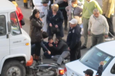 Una moto y un camión colisionaron en el centro