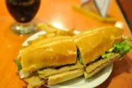 Dónde llevar a un turista a comer sánguche de milanesa, un debate agitado