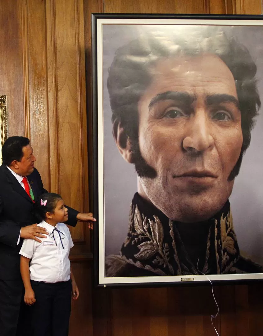 MOMENTO EMOTIVO. Hugo Chávez presenta la fotografía en 3D del rostro del libertador Simón Bolivar. REUTERS