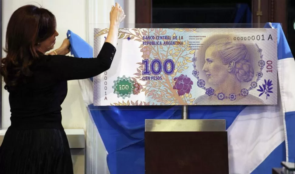 HOMENAJE. La Presidenta mostró ayer el diseño del nuevo billete. REUTERS