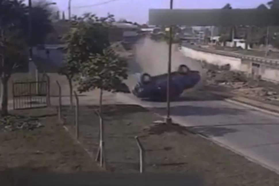 DE PELICULA. La camioneta dio varios tumbos antes de detenerse. IMAGEN DE VIDEO