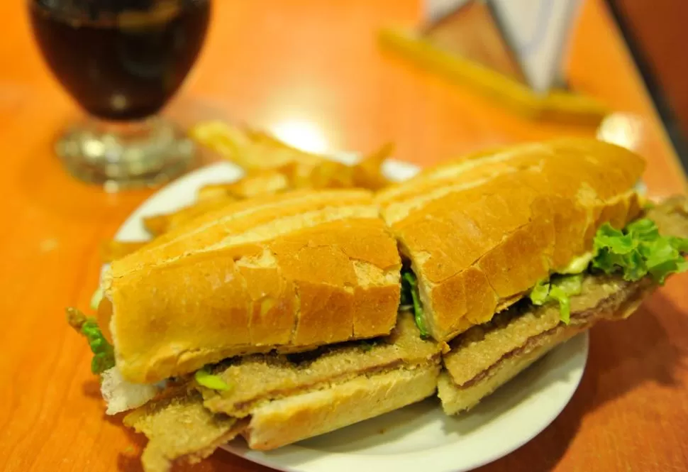 ES CULTURAL. El sandwich de milanesa surge en cada conversación. LA GACETA / JORGE OLMOS SGROSSO