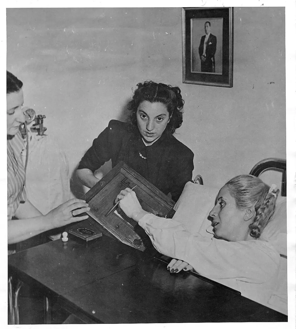 NOVIEMBRE DE 1951, PRIMERA Y ÚLTIMA VEZ. Evita sufraga desde su cama, afectada por la grave enfermedad, cuando votaron las mujeres argentinas. LA GACETA / ARCHIVO