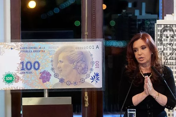 NUEVO. Cristina pidió que este billete de 100 pesos reemplace a los que llevan la cara de Roca. NA